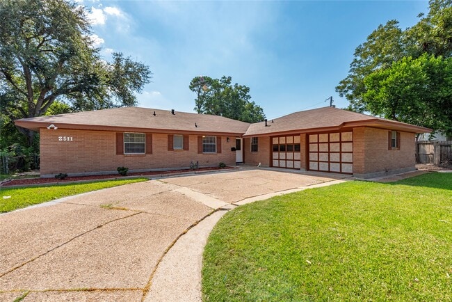Photo - 2511 Meadow Ln