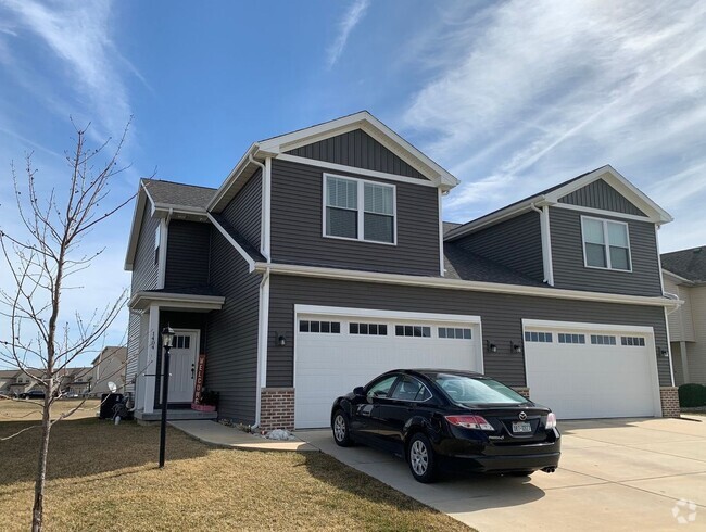 Building Photo - Luxurious 3 bedroom home