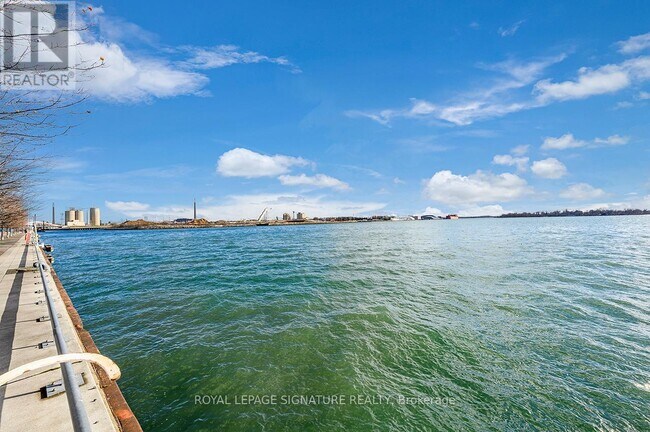 Photo - 118 Merchants' Wharf Unit 421