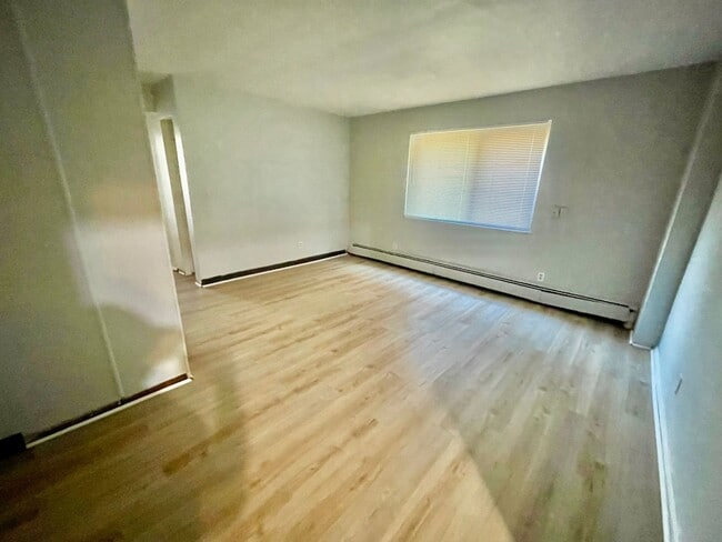 Photo - Glen Oaks Apartments