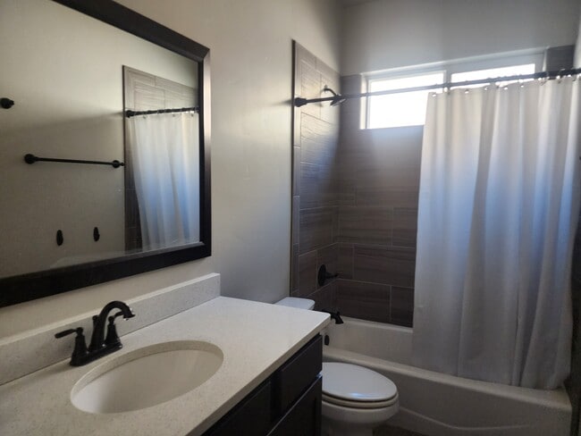 Photo - 6040 Arosa St