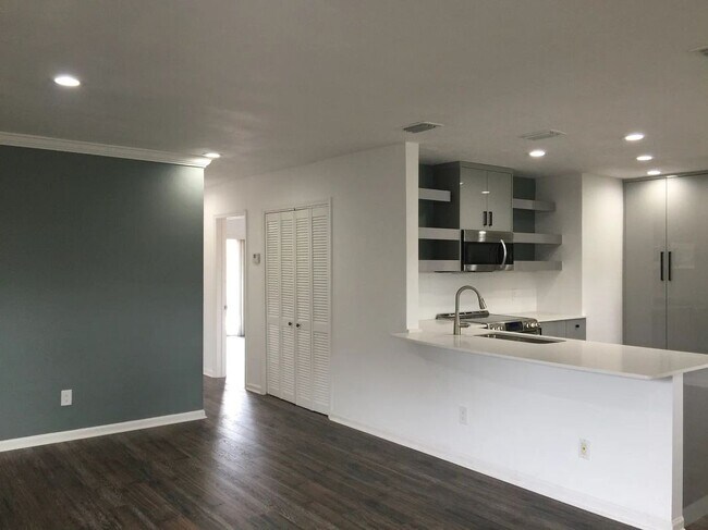Photo - 6815 Edgewater Dr Unit 301