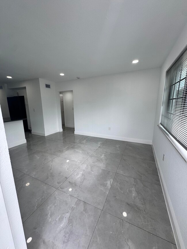 Building Photo - 410 S D St Rental