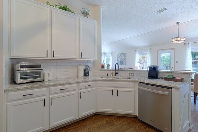 Photo - 1305 Marigold Way