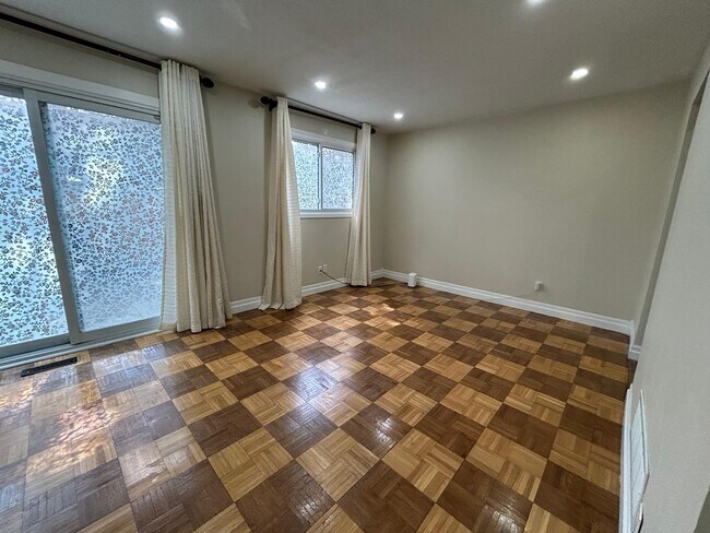 Photo - 81 Hansen Rd N