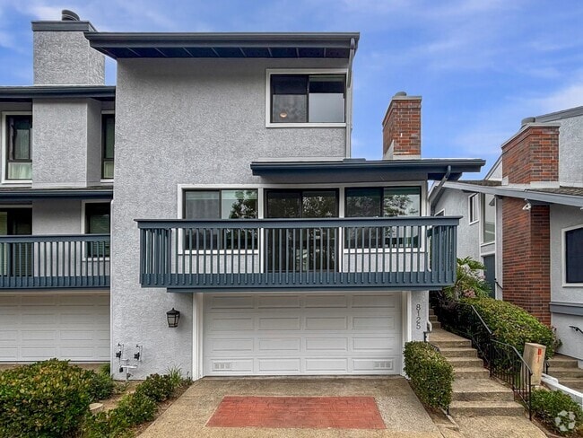 Building Photo - Spacious 3BD/2.5BA Townhouse in La Jolla W...