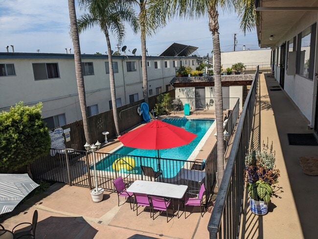 Área de la piscina - Vista trasera del edificio - 20425 Anza Ave