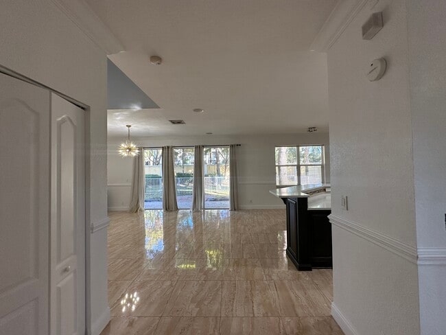 Photo - 124 Canterbury Plz