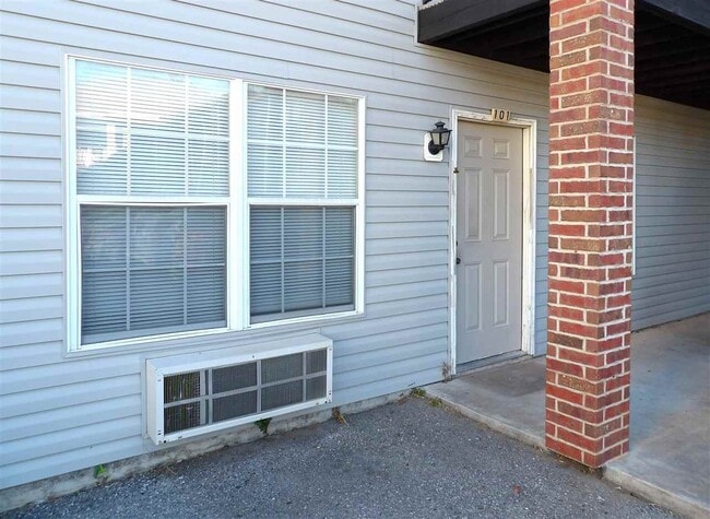 Building Photo - 2416 SW G Ave Unit 101