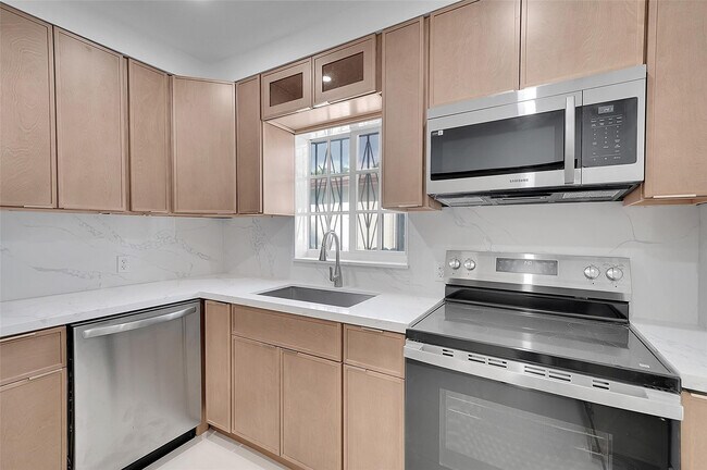 Photo - 330-348 SW 48th Ave