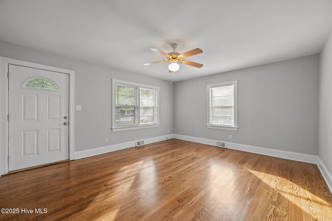 Photo - 2405 Jefferson Dr