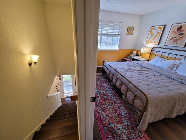 Photo - 1015 E Yager Ln Unit 9