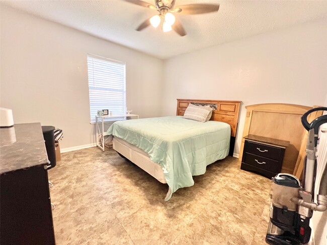Photo - 4023 Avenue Q 1/2