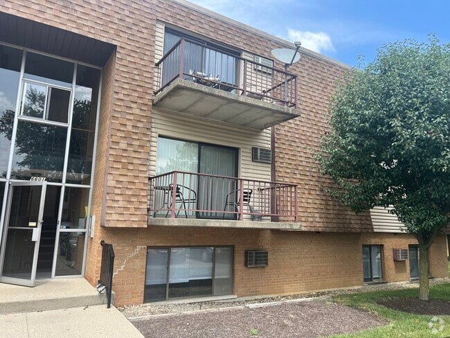 Building Photo - 2 bedroom 1.5 bath condo Unit 64