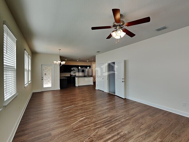 Photo - 205 Crestrun Loop