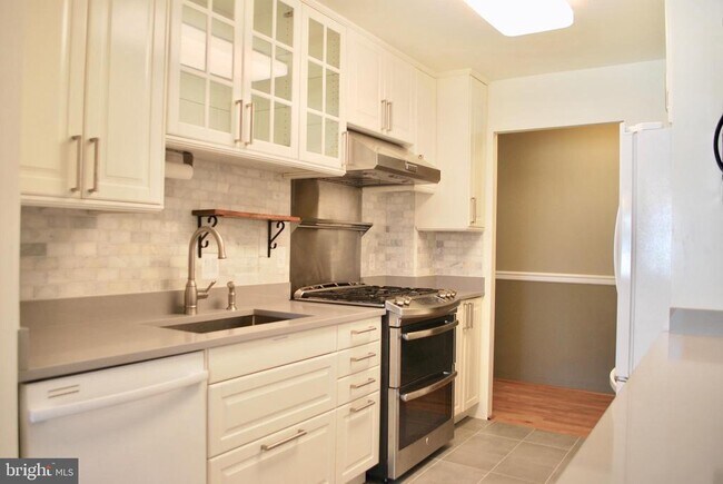 Photo - 2850 Dover Ln Unidad 203