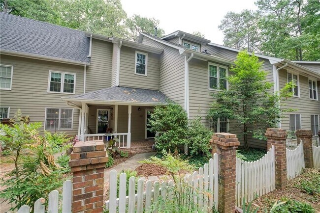 Photo - 1445 Oakridge Cir