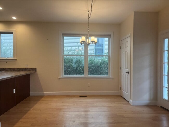 Building Photo - 31 Maple St Rental