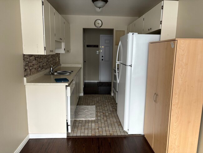 Photo - SPACIOUS ONE BEDROOM IN NORTH LONDON HIGHRISE Unit 606