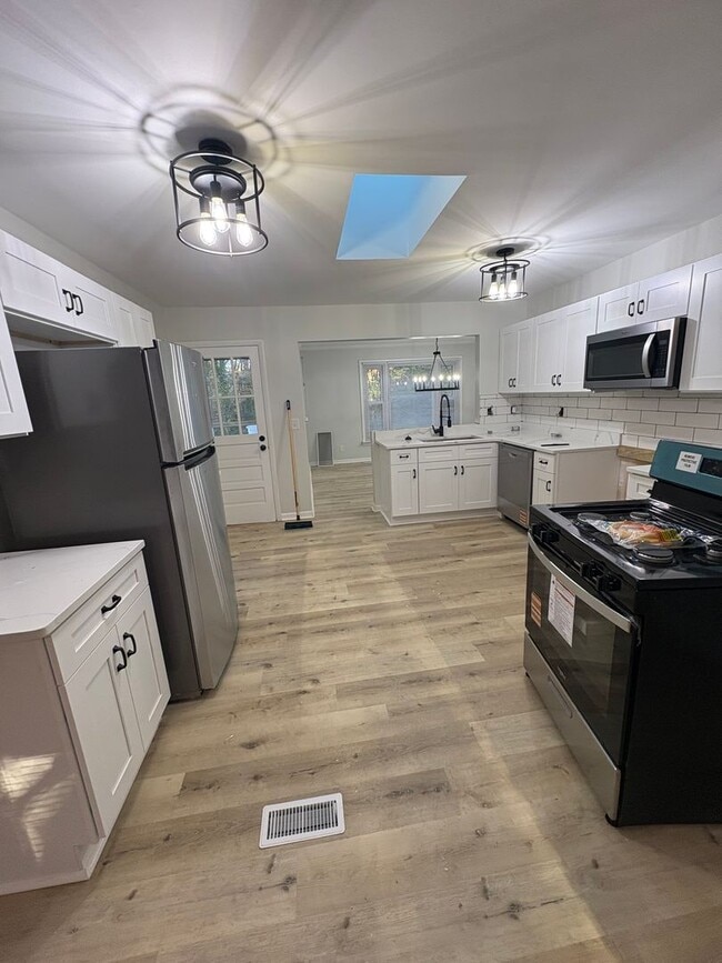 Photo - 3 bedroom/ 2 bathroom Newly renovated sing...