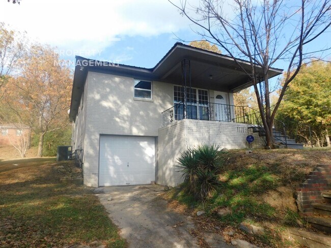 Building Photo - 2028 Progress St