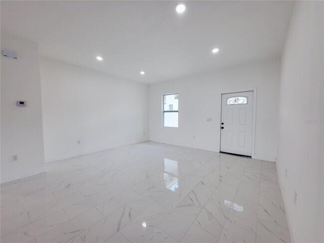 Photo - 1098 Hammacher Ave SW