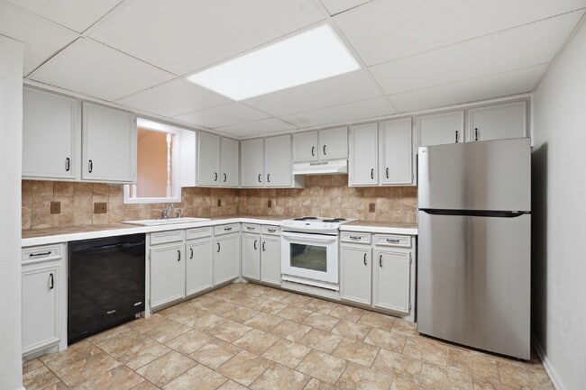 Photo - Prime Location | 2-Bed, 2-Bath with Fireplace and Patio Unidad B