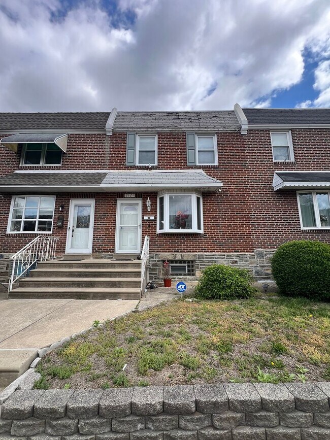 Building Photo - Stunning 3-Bedroom Townhome in Wissinoming! Available NOW!