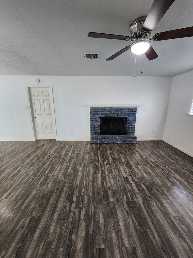 Photo - 3 bed 2 bath home, move in ready!