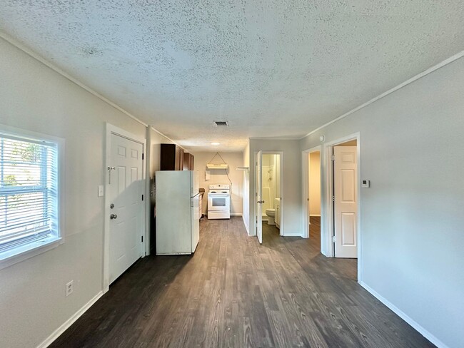 Photo - Available Now! 2 Bedroom, 1 Bath (Plus Bon... Unidad A