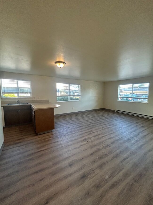 Photo - (526) Halpert Duplexes - 4 Bedroom / 2 Bathroom Unit 1427