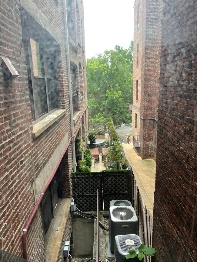 Photo - 1812 Vernon St NW Unidad 22