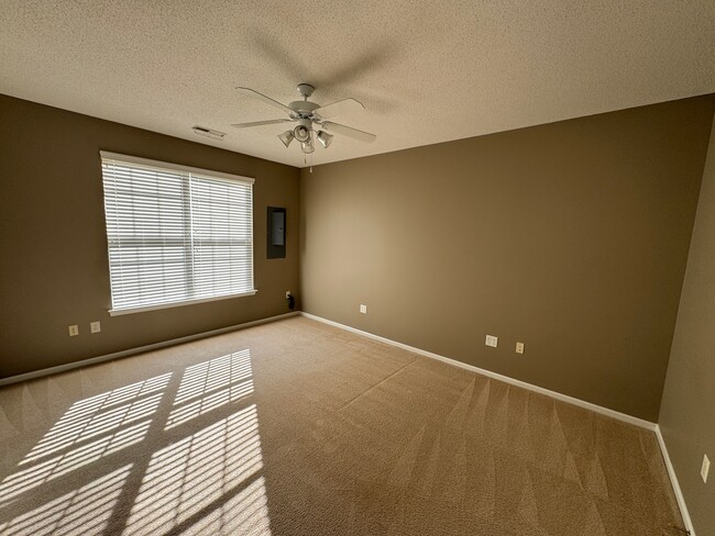 Photo - 1463 Otterbourne Cir