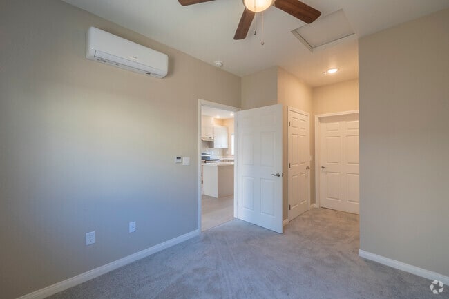 1BR, 1BA - 580 SF - Bedroom