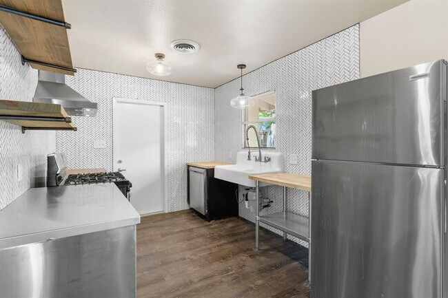 Photo - 5302 Robinsdale Ln