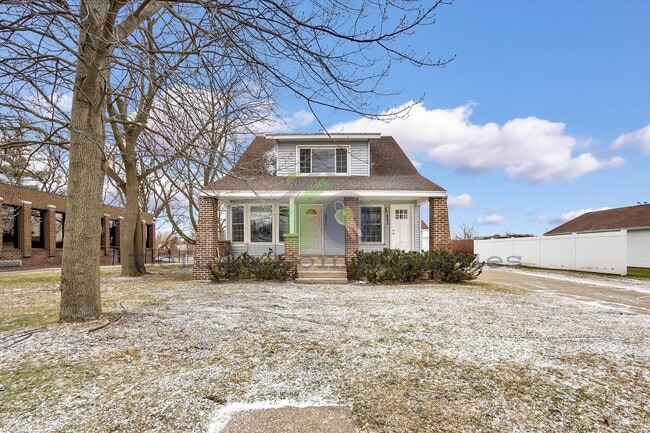 Photo - Spacious 4 Bedroom- With Extra room! New Remodel!