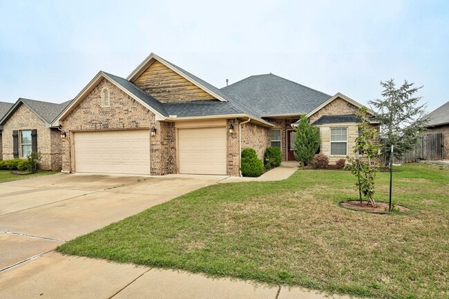 Photo - Beautiful & Large 4 Bed 2 Bath Home in Edmond!