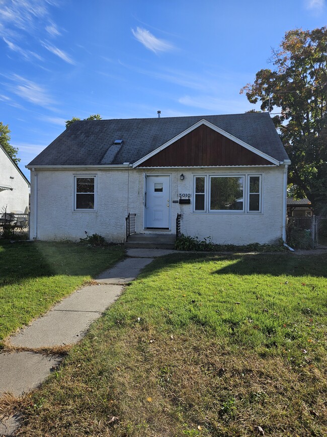 Building Photo - 5010 N Sheridan Ave