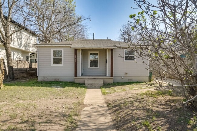 Photo - 2933 Moss St