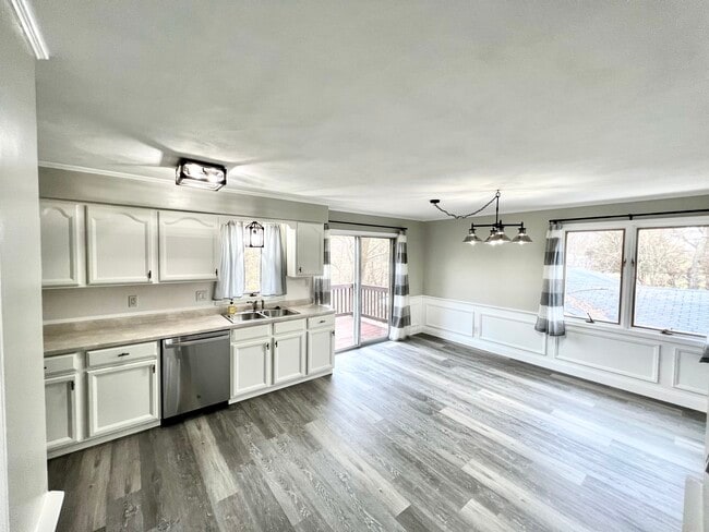 Large Eat-In Kitchen - 2416 E Grandview Ave Unit 2416