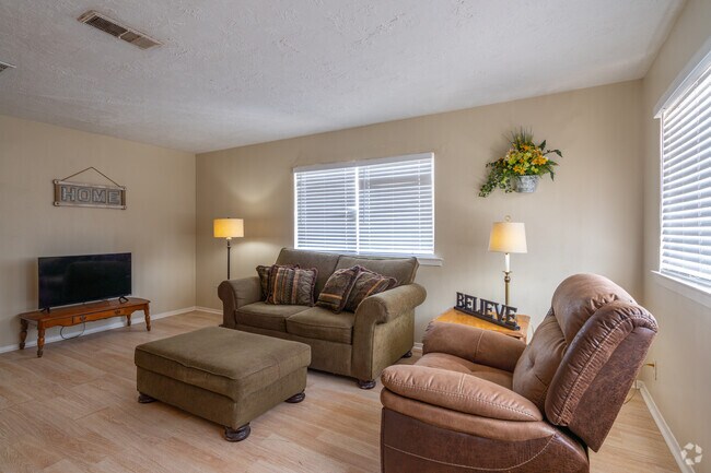 2BR, 1BA - 850SF
