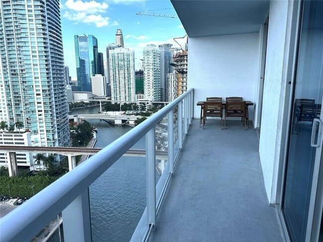 Building Photo - 185 SW 7th St Unit 2307 Rental