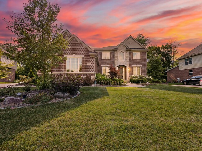Building Photo - AVAILABLE NOW! Stunning 5-Bedroom Home in ...