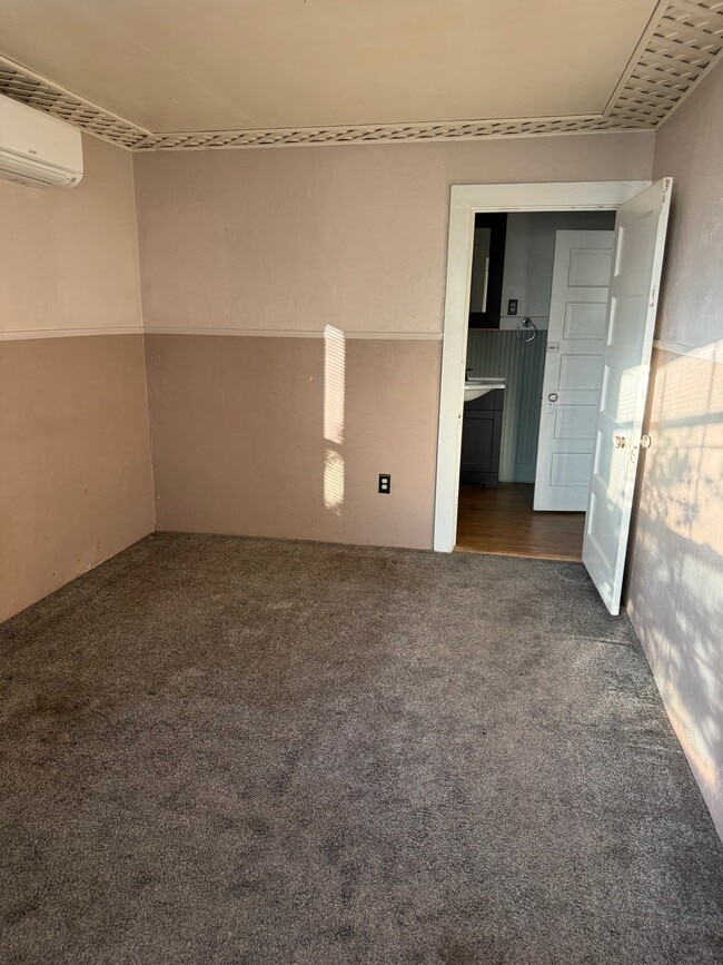 Photo - 255 S F St