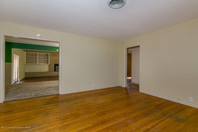 Building Photo - 118 N Goliad St