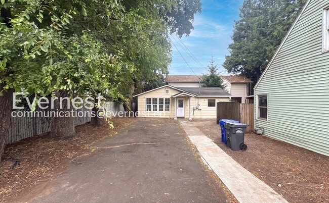 Building Photo - 2-Bed/2-Bath Charming Home with Fenced Yard/Available Now!