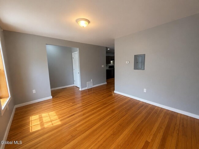 193 Livingston Ave Unidad 1st Floor