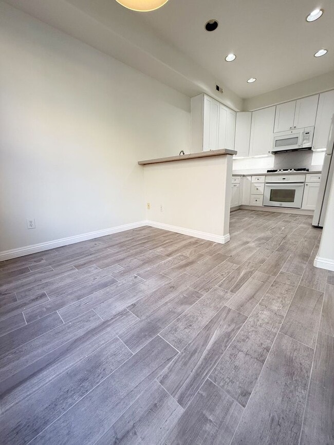 Photo - 3 Bed/2.5 Bath End Unit Townhome in Chateau Village