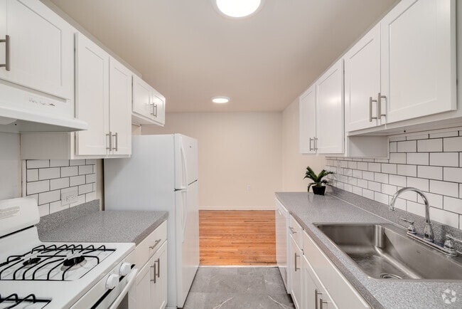 2BR, 1BA - 798SF - Kitchen