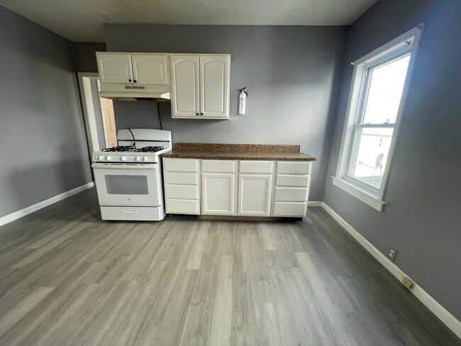 Building Photo - 77 Fox St Unit 2